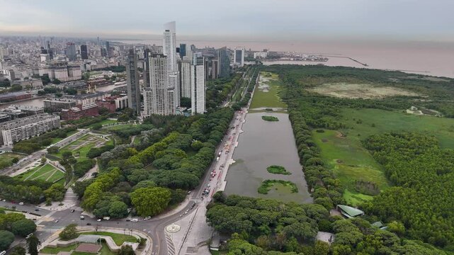 Edificios y torres rascacielos entre Puerto Madero y la Costanera, Buenos Aires, Argentina. Paisaje urbano, arquitectura moderna.