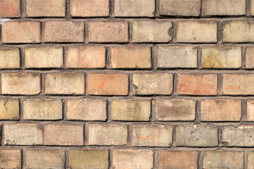 Mauer aus gelben Ziegelsteinen