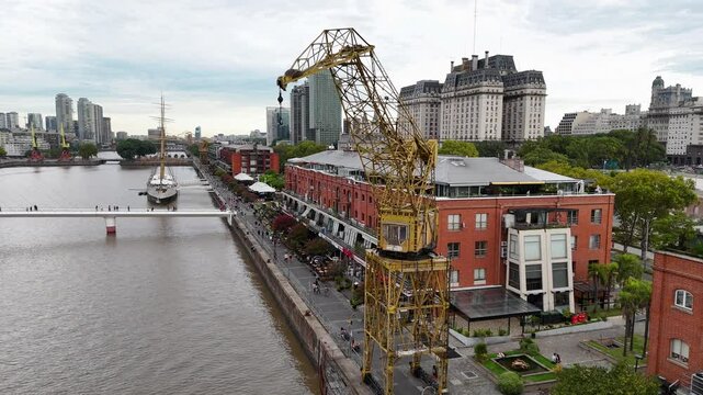 Diques de Puerto Madero, Buenos Aires, Argentina. Paisaje urbano, puerto, arquitectura.