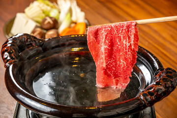 しゃぶしゃぶ　牛肉を出汁にくぐらせる