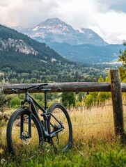 Fototapeta premium Mountain Bike Rest for Scenic Vista.