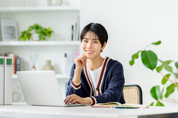 オフィスで働くデザイナーの若い女性
