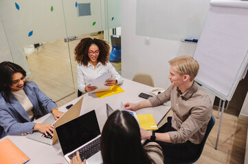 Obraz premium Startup team meeting discussing business strategy in modern office