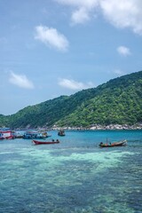Fototapeta premium The beautiful scenery with clear water of the pier in Koh Nang Yuan where travelers came to chill, visit viewpoint, and snorkeling. One of the most favorite tourist destination from Koh Tao, Thailand