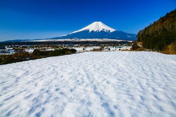 忍野村から富士山と雪景色