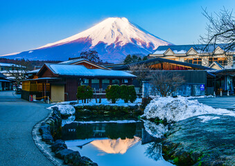 忍野村から富士山と雪景色