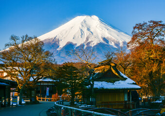 忍野村から富士山と雪景色