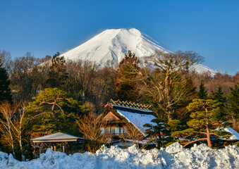 忍野村から富士山と雪景色
