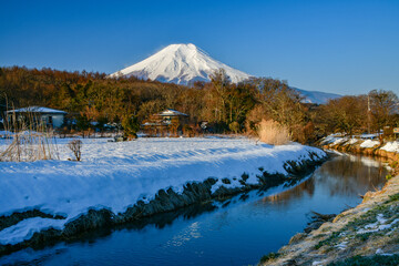 忍野村から富士山と雪景色