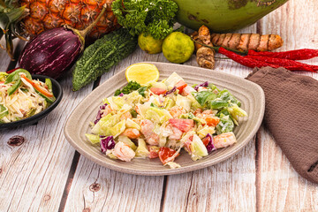 Salad with prawn and vegetables