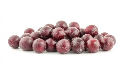 Obraz premium A close-up view of freshly harvested purple grapes arranged in a pile on a clean white background