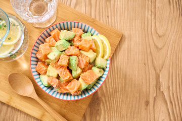 サーモンとアボカドのポキ丼