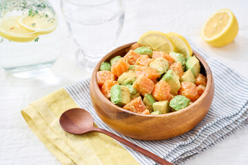 サーモンとアボカドのポキ丼
