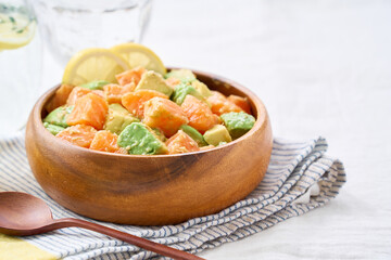 サーモンとアボカドのポキ丼
