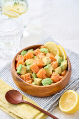 サーモンとアボカドのポキ丼