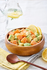 サーモンとアボカドのポキ丼