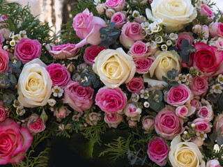 Verschiedene Rosen gesteckt als Kranz am Grab, Trauerfeier 