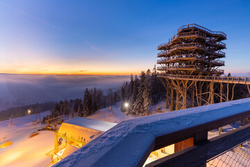 Krynica-Zdrój - wieża widokowa o wschodzie słońca. © Jacek