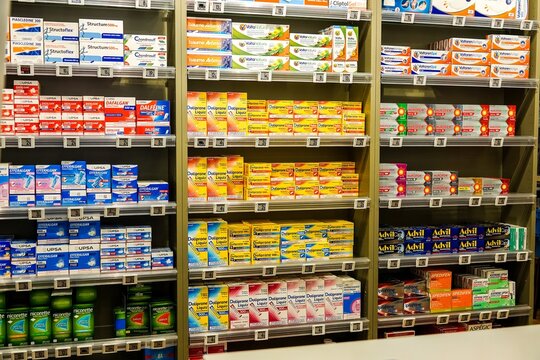 Des m&eacute;dicaments anti-inflammatoires expos&eacute;s dans une pharmacie