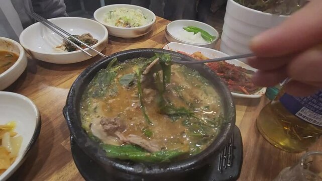 한국 전통 음식 오리 감자탕에 숫가락을 넣고 져으니 푸짐한 오리고기가 수북한