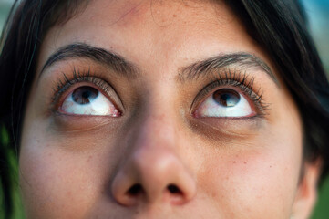 Fototapeta premium Focused Gaze A CloseUp Portrait Capturing the Essence of Curiosity and Wonder in Detail