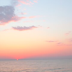 Obraz premium A beautiful colorful sunrise over the calm ocean waters