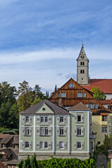 Obraz premium Blick auf die Stadt Meersburg am Bodensee mit der Stadtpfarrkirche Mariä Heimsuchung, Deutschland