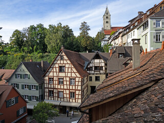 Luftaufnahme der Altstadt von Meersburg am Bodensee mit der Stadtpfarrkirche Mariä Heimsuchung,...