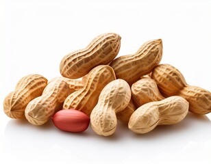 Varios cacahuetes sobre fondo blanco.