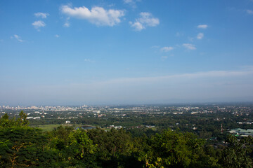 Obraz premium Aerial view landscape cityscape of Mae Hia city and Chiangmai capital from Wat Phra That Doi Kham or Temple of the Golden Mountain in Chiang Mai, Thailand