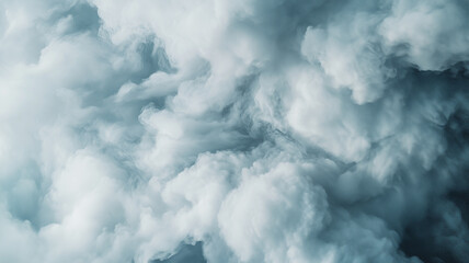 煙と雲が一体となる瞬間の工場風景