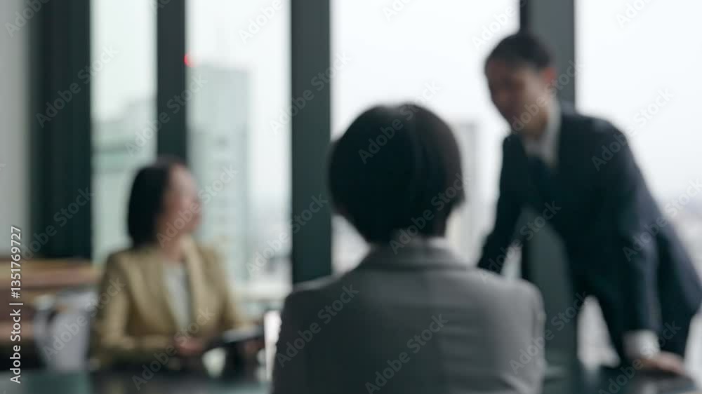 Aufkleber ビジネス、会議、ミーティング、指導、企業、上司、部下、ぼかし、ブラー、ボケ、イメージ、顔なし、オフィス、人材、日本人、ビジネスパーソン、打ち合わせ、相談、会話、ディスカッション、ビジネスマン、チームワーク、グループ、チーム、経営、社長、経営者、アドバイザー、コンサルタント、コンサルティング、会社、プロフェッショナル、仕事、職場、コミュニケーション、会議室、シルエット、逆光、シリアス、同僚、接客、顧