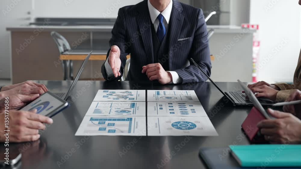 Poster ビジネス、経営、戦略、マネジメント、マーケティング、書類、指導、社長、経営者、レポート、企画、プロジェクト、人材、オフィス、日本人、ビジネスパーソン、手元、顔なし、アップ、男性、女性、会議、ミーティン