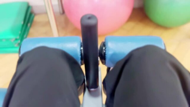 a sit-up man's leg at a pitless club
