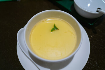 中国料理の杏仁豆腐。杏仁を使ったとろける白いぷりん。