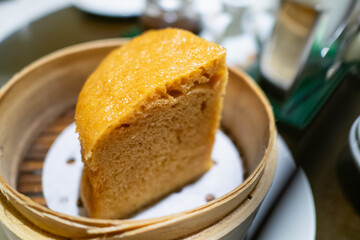 蒸篭で温めた蒸しカステラ 