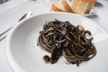 イカ墨パスタ。黒いイカスミソースのスパゲッティ。