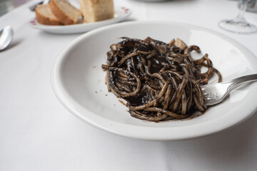 イカ墨パスタ。黒いイカスミソースのスパゲッティ。