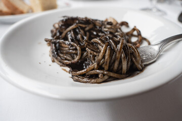 イカ墨パスタ。黒いイカスミソースのスパゲッティ。