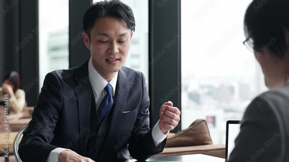 Aufkleber 打ち合わせ、会議、面談、面接、説明、接客、提案、営業、ビジネス、オフィス、企業、受付、相談、商談、笑顔、案内、アドバイザー、ミーティング、ロビー、ポジティブ、楽しい、職場、同僚、スーツ、人材、日本人、