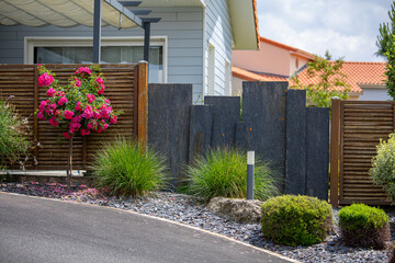 Charmant petit jardin paysag&eacute; avec ses fleurs et ses plantes vertes au printemps.