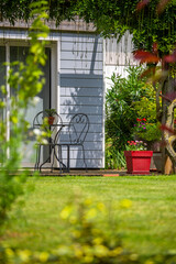 Charmant petit jardin fleuri en &eacute;t&eacute; et ses plantes vertes.