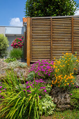 Charmant petit jardin paysag&eacute; avec ses fleurs et ses plantes vertes au printemps.