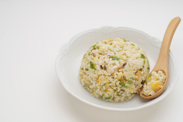 シンプルなチャーハン(具材は玉子・ネギ・しいたけ)