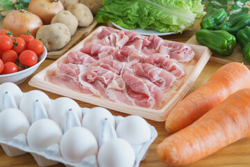 テーブルいっぱいの肉・卵・野菜(豚肩肉・卵・人参・ピーマン・ミニトマト・じゃがいも・玉ねぎ・レタス)
