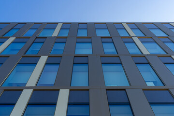 La façade d'un bâtiment fraîchement rénové, mettant en avant la beauté et la modernité de l'architecture rénovée. © Thomas