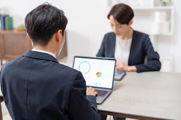 Obraz premium パソコン作業をする男女