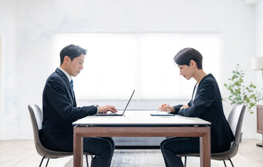 パソコン作業をする男女