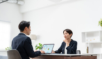 話をする二人のビジネスマン
