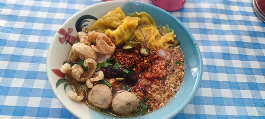 Tom Yum Wonton Noodles